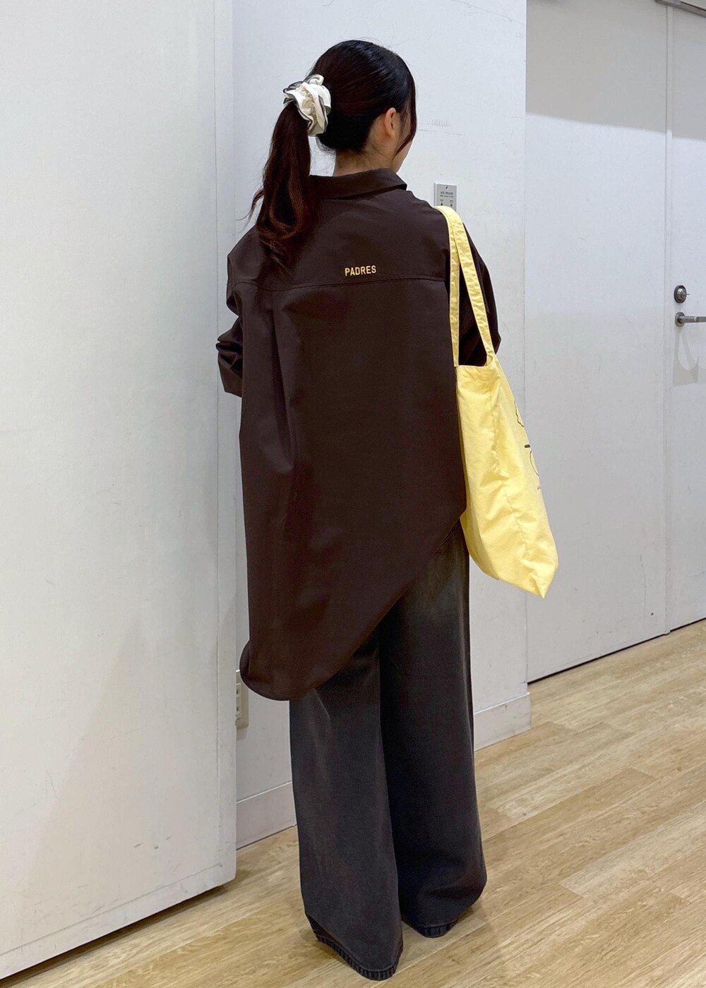 シルバー系のバレエシューズ、ブラック系のデニムパンツ、ブラウン系のシャツ/ブラウスを着用したレディースの秋コーディネートの3枚目の写真