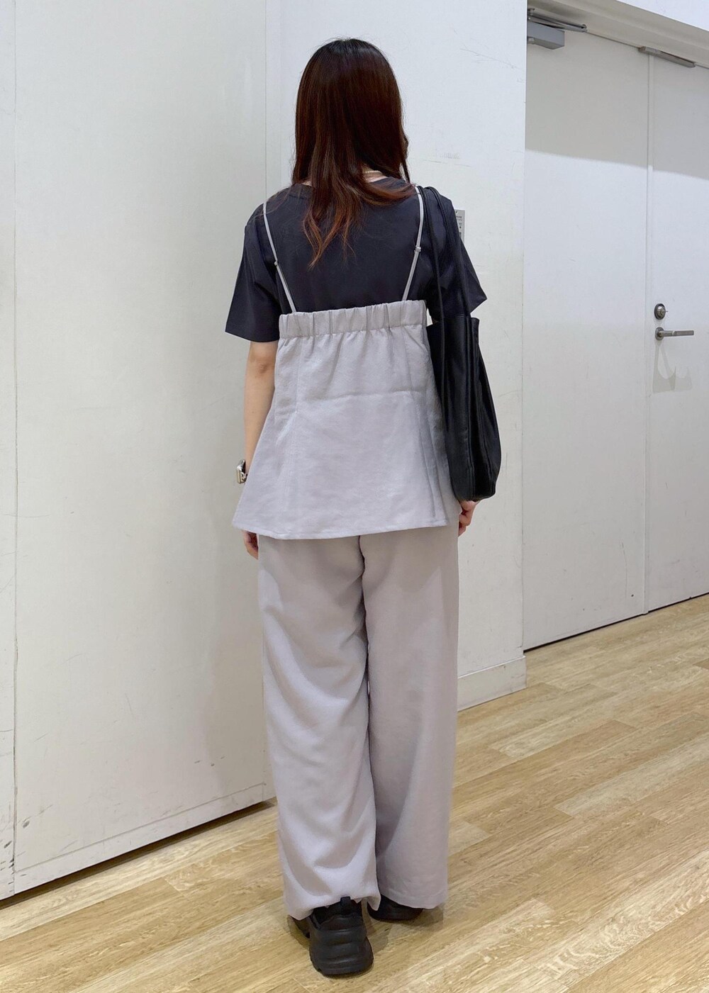 グレー系のキャミソール、グレー系のその他パンツ、グレー系のTシャツ/カットソーを着用したレディースの夏コーディネートの5枚目の写真