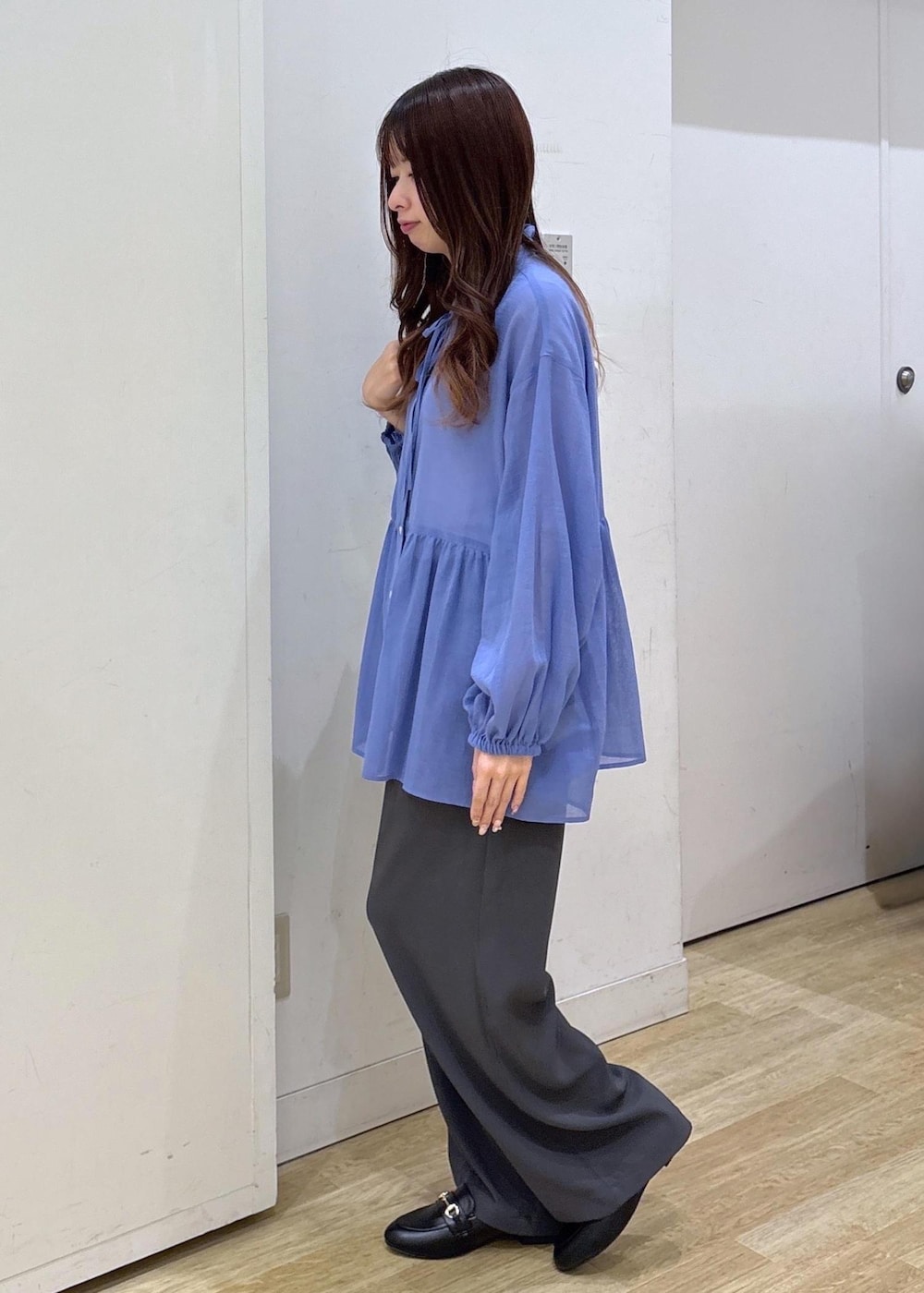 ホワイト系のショルダーバッグ、ブラック系のローファー、グレー系のその他パンツを着用したレディースの春コーディネートの4枚目の写真