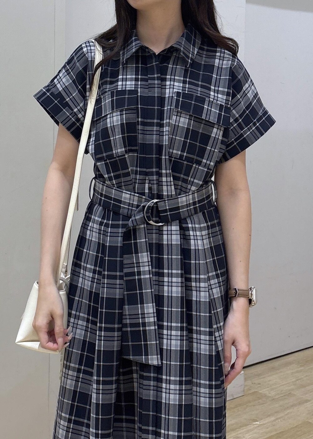 ホワイト系のパンプス、ホワイト系のショルダーバッグ、ブルー系のワンピースを着用したレディースの春コーディネートの5枚目の写真