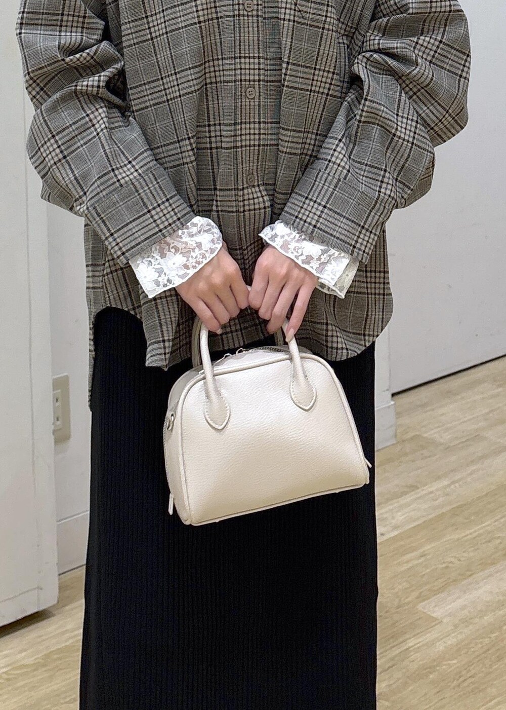 ベージュ系のシャツ/ブラウス、ホワイト系のTシャツ/カットソー、ブラック系のスカートを着用したレディースの秋コーディネートの7枚目の写真