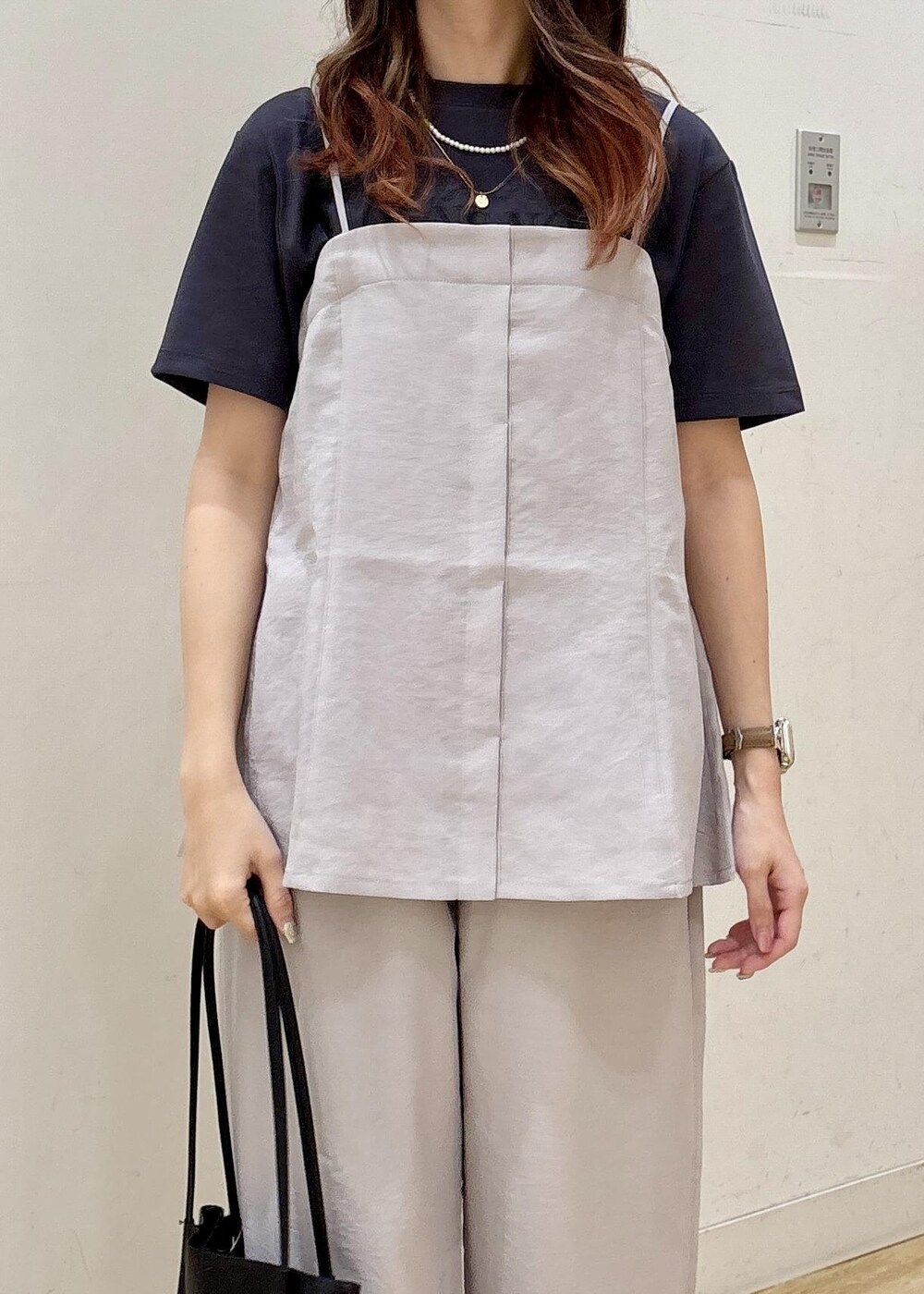 グレー系のキャミソール、グレー系のその他パンツ、グレー系のTシャツ/カットソーを着用したレディースの夏コーディネートの6枚目の写真