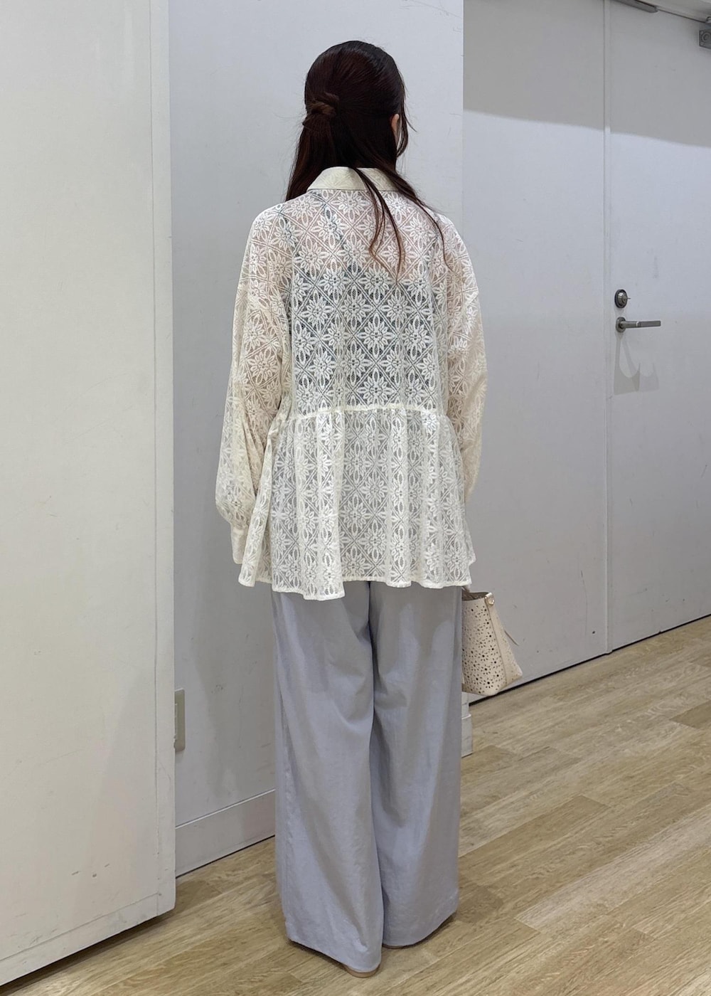 ホワイト系のショルダーバッグ、ホワイト系のシャツ/ブラウス、シルバー系のバレエシューズを着用したレディースの春コーディネートの4枚目の写真