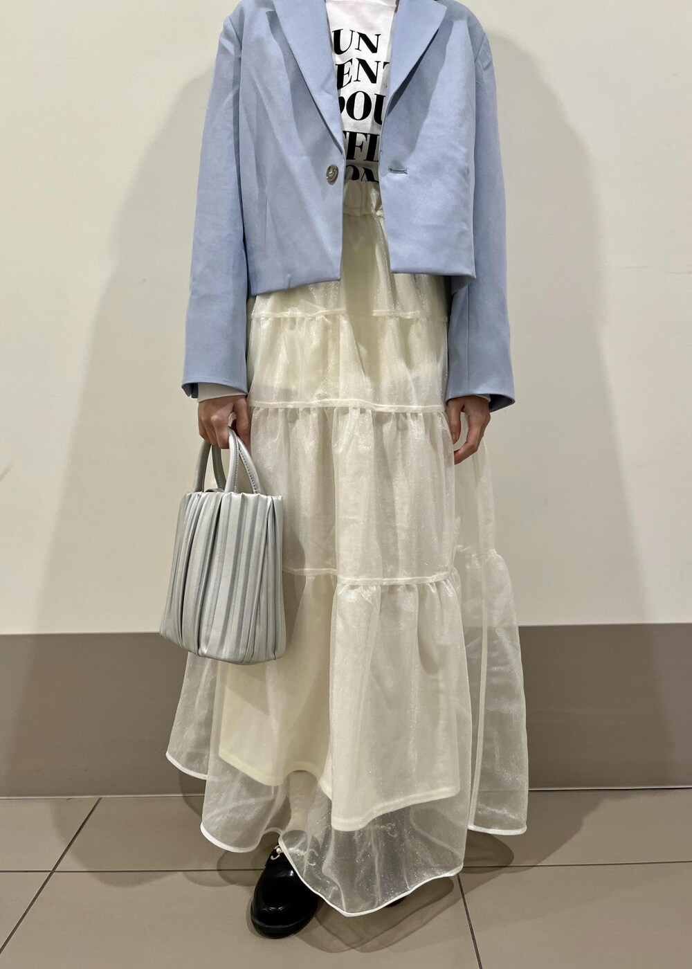 ブラック系のローファー、シルバー系のハンドバッグ、ホワイト系のTシャツ/カットソーを着用したレディースの春コーディネートの5枚目の写真