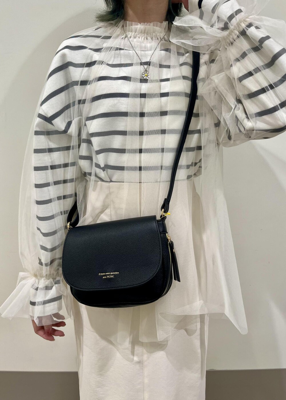 ホワイト系のスカート、ホワイト系のシャツ/ブラウス、ホワイト系のTシャツ/カットソーを着用したレディースの春コーディネートの7枚目の写真