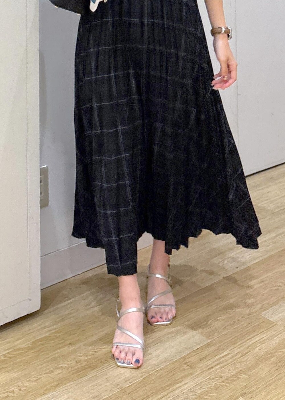 シルバー系のサンダル、ブラック系のショルダーバッグ、グリーン系のスカートを着用したレディースの夏コーディネートの6枚目の写真