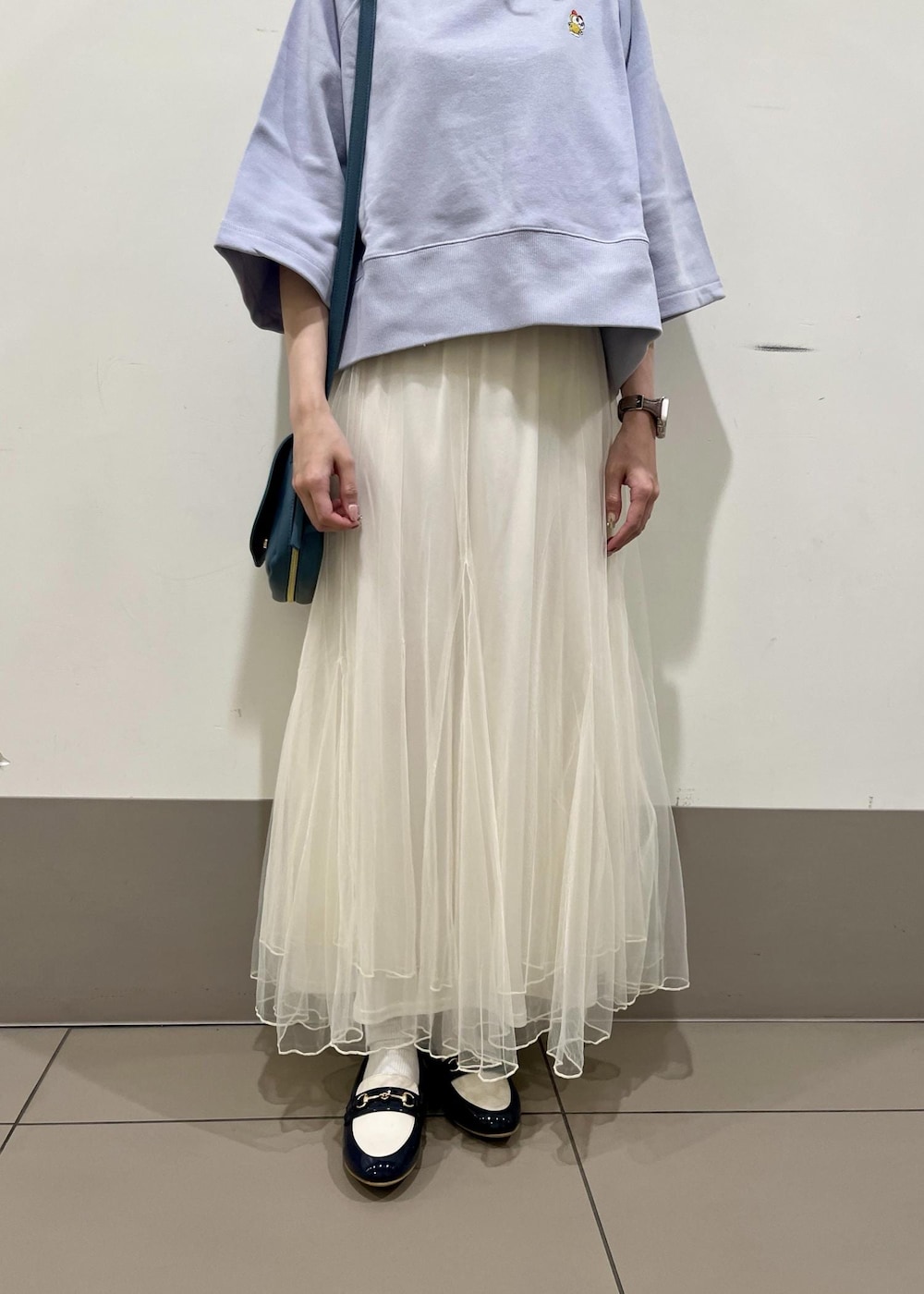 ブルー系のローファー、ブルー系のショルダーバッグ、ブルー系のTシャツ/カットソーを着用したレディースの春コーディネートの7枚目の写真