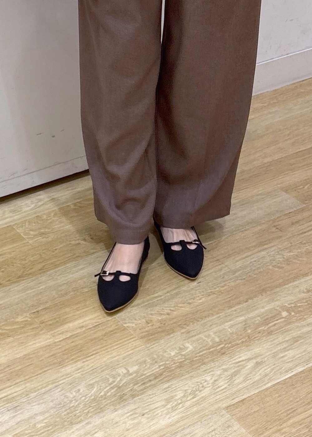 ブルー系のシャツ/ブラウス、ブラウン系のベスト、ベージュ系のスラックスを着用したレディースの秋コーディネートの8枚目の写真