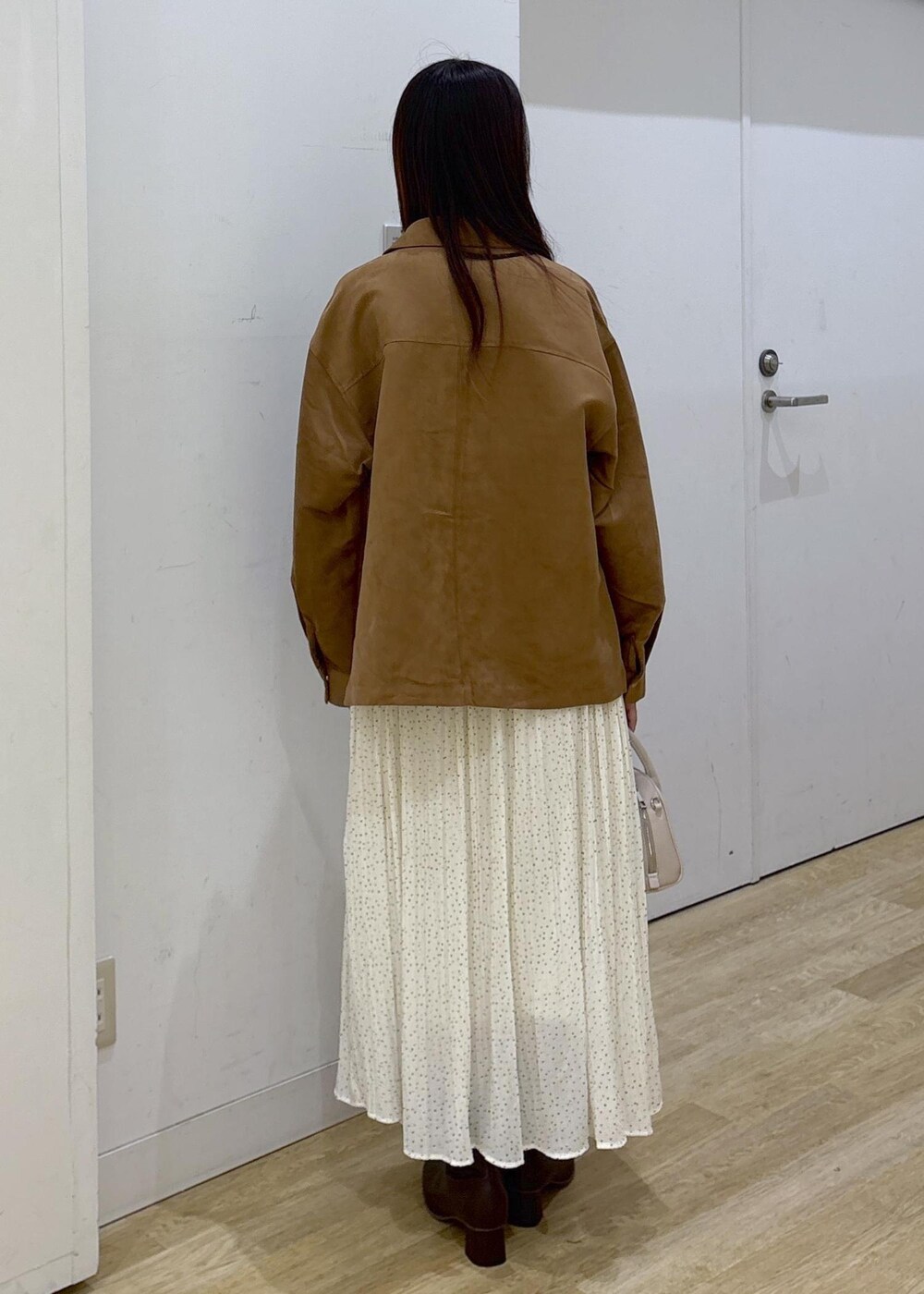 ホワイト系のスカート、ブラウン系のシャツ/ブラウス、ブラウン系のブーツを着用したレディースの秋コーディネートの4枚目の写真