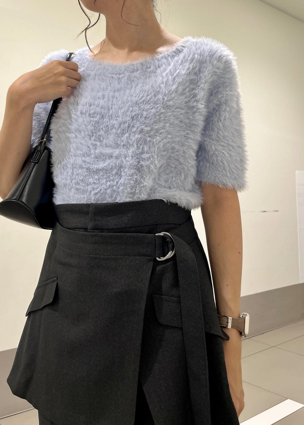 ブルー系のニット/セーター、ブラック系のショルダーバッグ、グレー系のその他パンツを着用したレディースの秋コーディネートの4枚目の写真