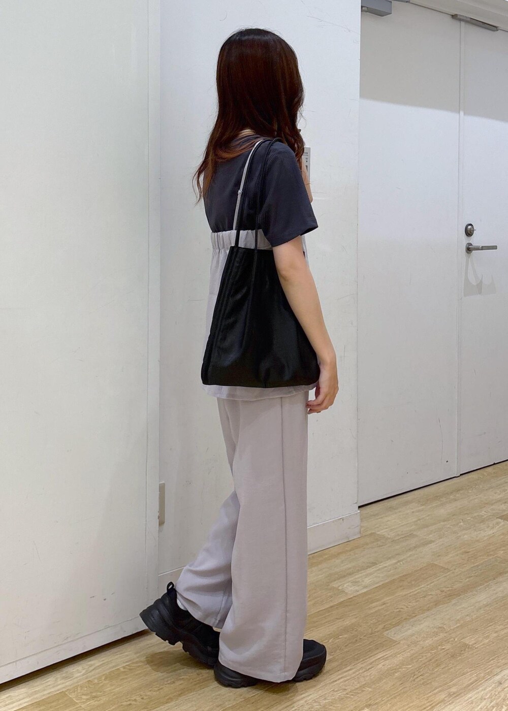 グレー系のキャミソール、グレー系のその他パンツ、グレー系のTシャツ/カットソーを着用したレディースの夏コーディネートの4枚目の写真