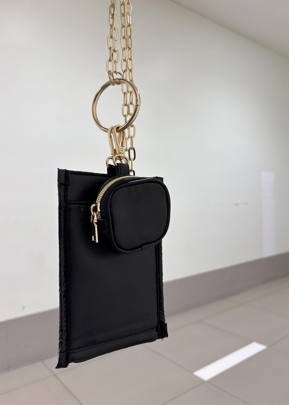 ピンク系のスカート、グレー系のニット/セーター、ブラック系のショルダーバッグを着用したレディースの秋コーディネートの5枚目の写真