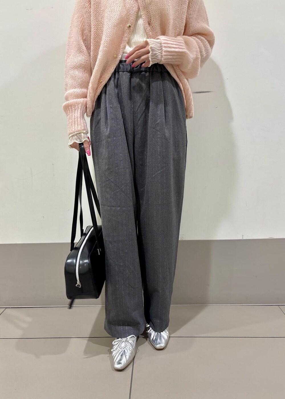 シルバー系のパンプス、ピンク系のカーディガン/ボレロ、グレー系のその他パンツを着用したレディースの冬コーディネートの6枚目の写真