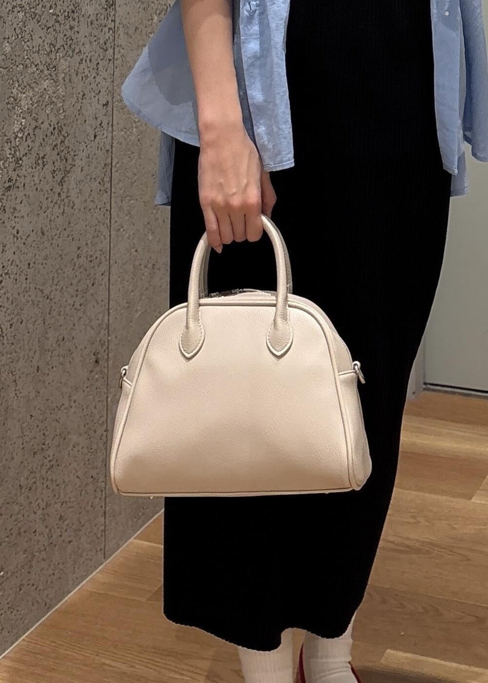 ブラック系のスカート、ブルー系のシャツ/ブラウス、ホワイト系のTシャツ/カットソーを着用したレディースの春コーディネートの8枚目の写真