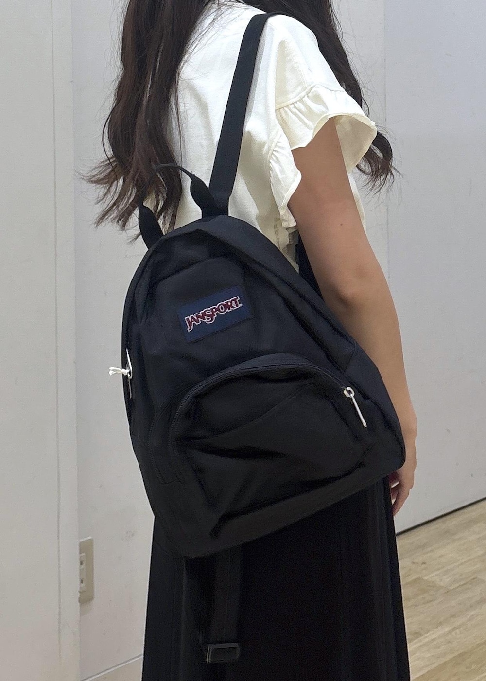ブラック系のサンダル、ホワイト系のTシャツ/カットソー、ブラック系のスカートを着用したレディースの夏コーディネートの7枚目の写真