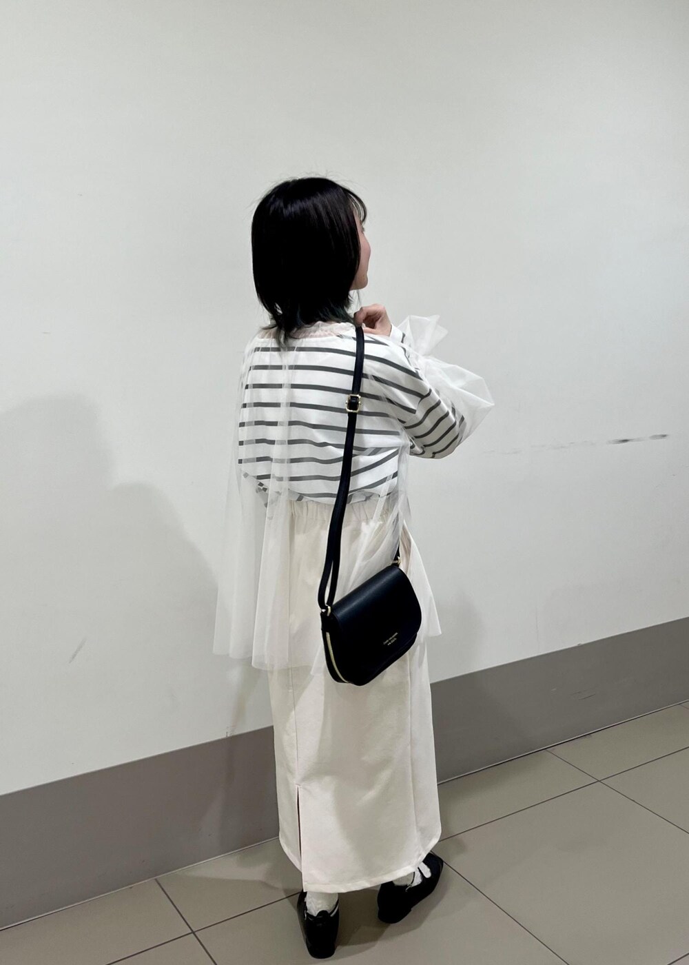 ホワイト系のスカート、ホワイト系のシャツ/ブラウス、ホワイト系のTシャツ/カットソーを着用したレディースの春コーディネートの3枚目の写真