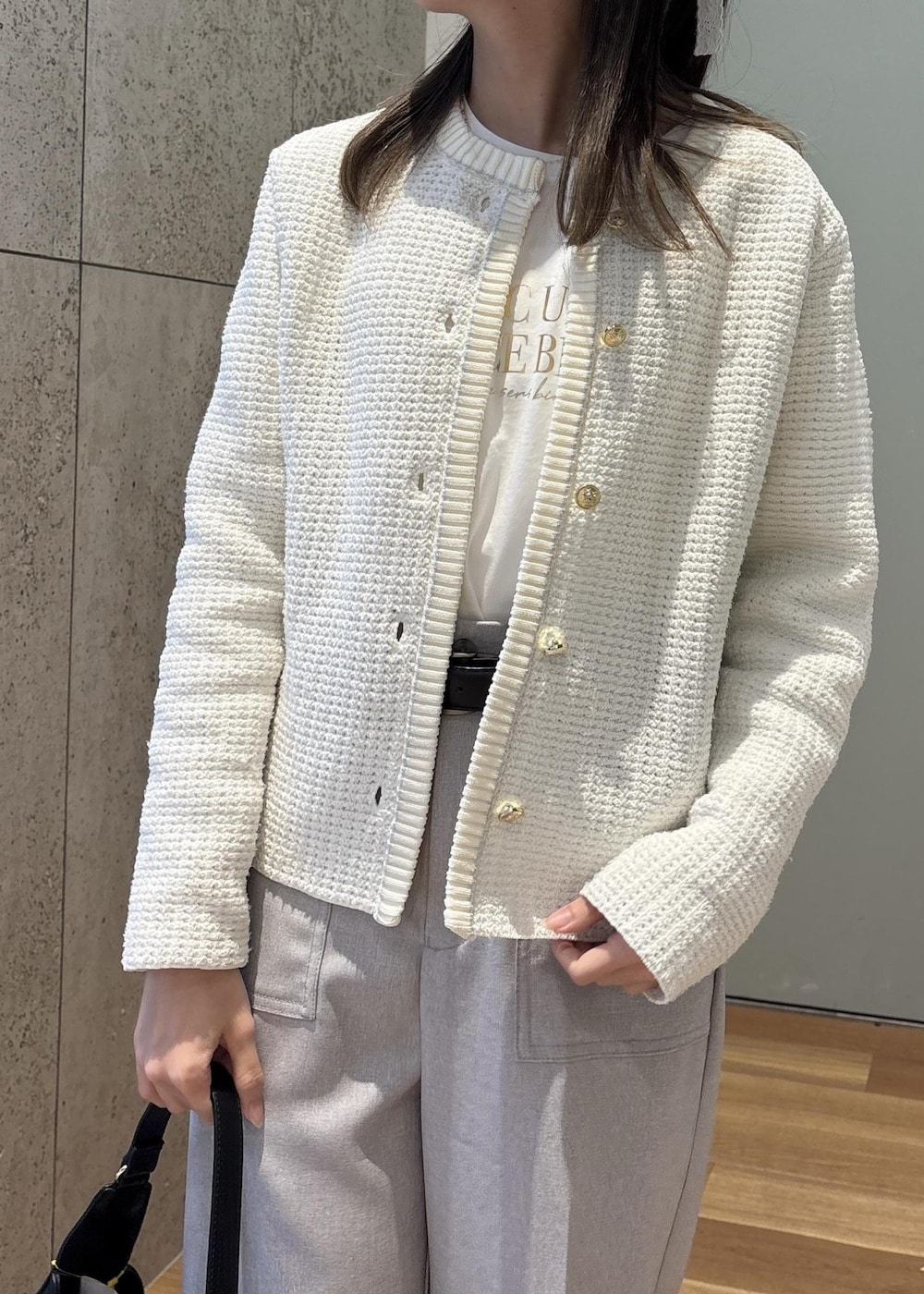 ブラック系のハンドバッグ、グレー系のその他パンツ、ホワイト系のカーディガン/ボレロを着用したレディースの春コーディネートの6枚目の写真