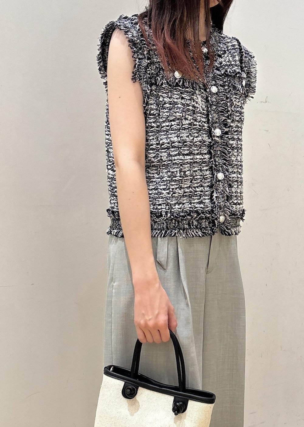 ブラック系のサンダル、グリーン系のその他パンツ、ブラック系のトートバッグを着用したレディースの夏コーディネートの7枚目の写真