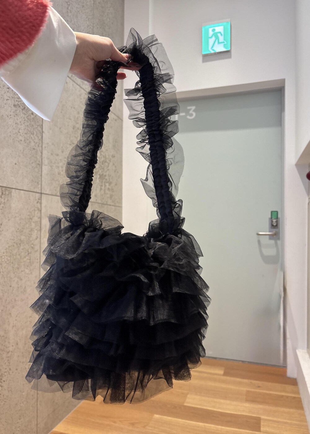 ブルー系のデニムパンツ、ホワイト系のシャツ/ブラウス、ピンク系のニット/セーターを着用したレディースの冬コーディネートの7枚目の写真