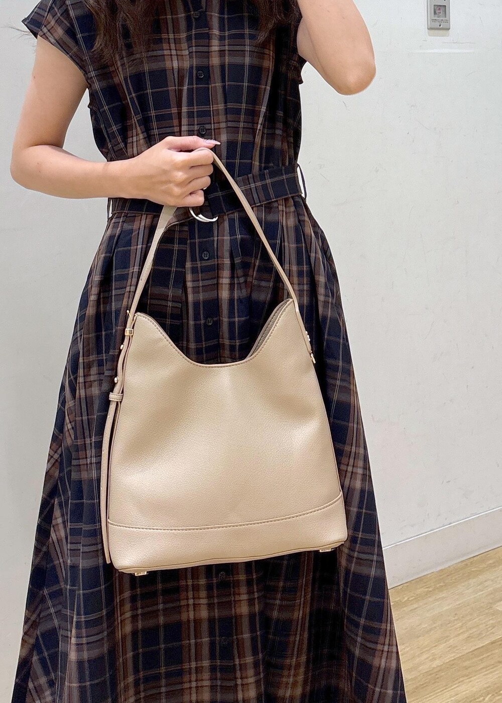 ベージュ系のショルダーバッグ、ブルー系のワンピースを着用したレディースの夏コーディネートの6枚目の写真