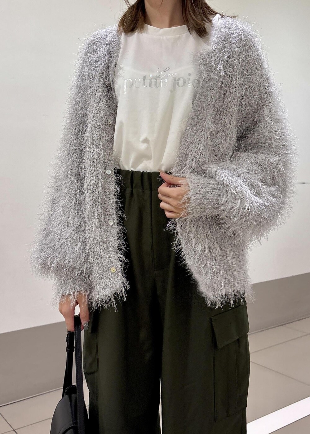 グレー系のカーディガン/ボレロ、ブラック系のショルダーバッグ、グリーン系のカーゴパンツを着用したレディースの秋コーディネートの4枚目の写真