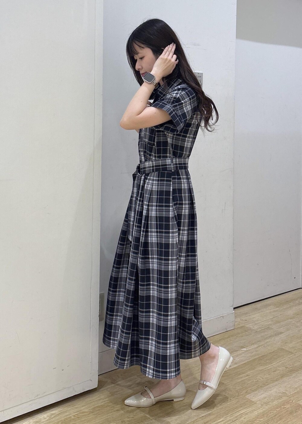 ホワイト系のパンプス、ホワイト系のショルダーバッグ、ブルー系のワンピースを着用したレディースの春コーディネートの4枚目の写真