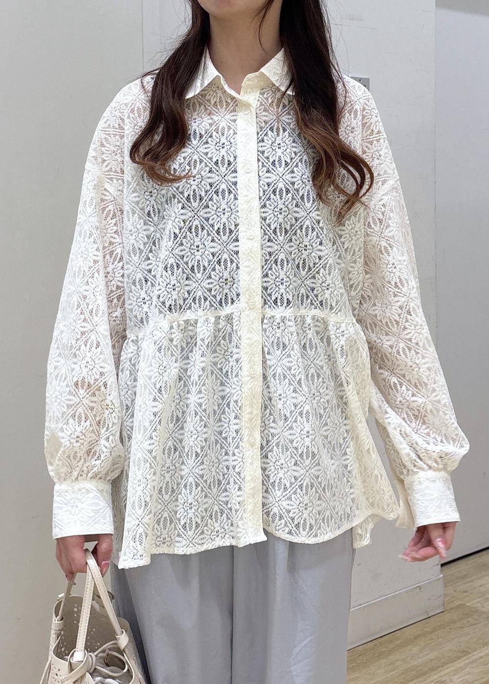 ホワイト系のショルダーバッグ、ホワイト系のシャツ/ブラウス、シルバー系のバレエシューズを着用したレディースの春コーディネートの6枚目の写真