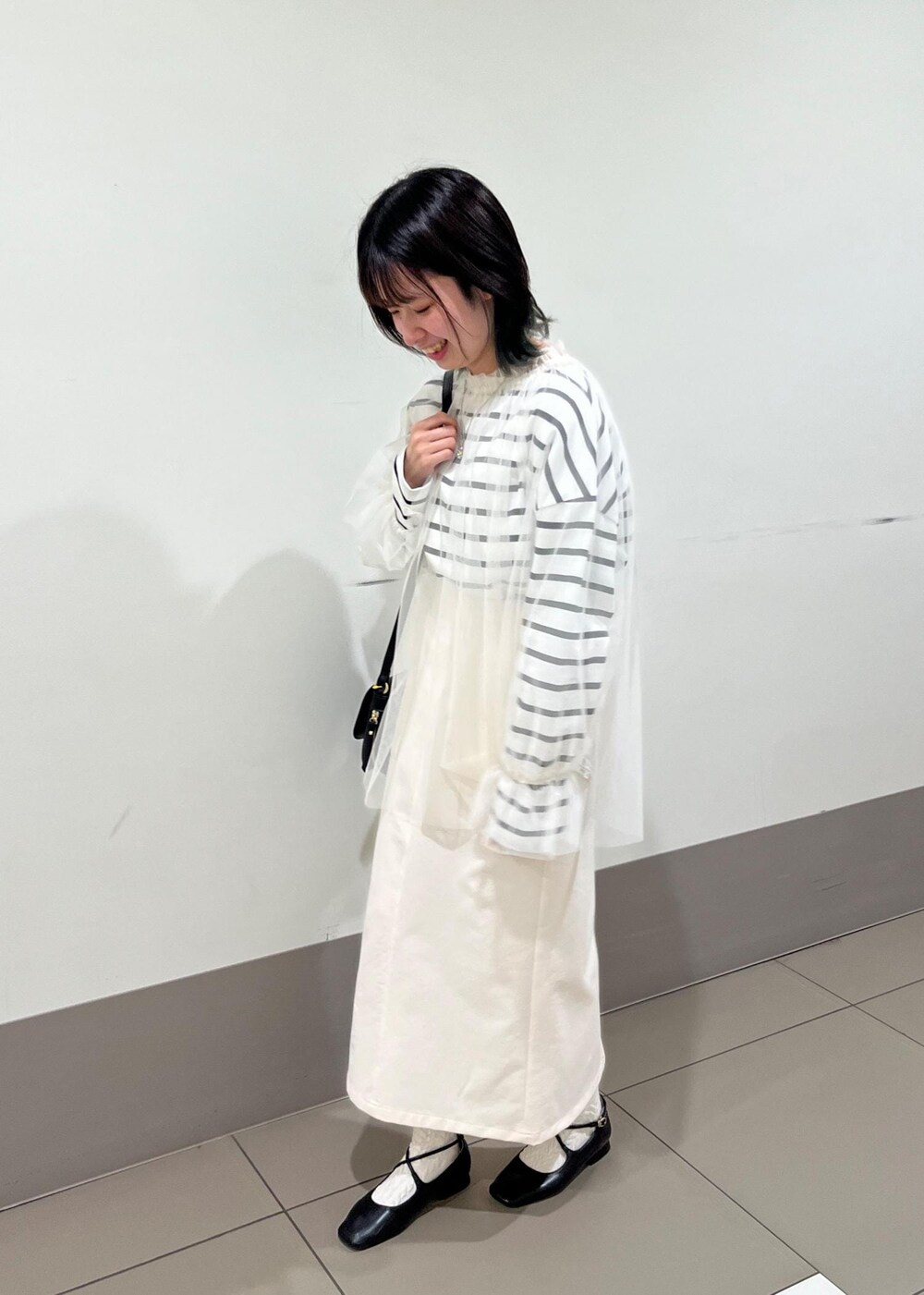 ホワイト系のスカート、ホワイト系のシャツ/ブラウス、ホワイト系のTシャツ/カットソーを着用したレディースの春コーディネートの2枚目の写真