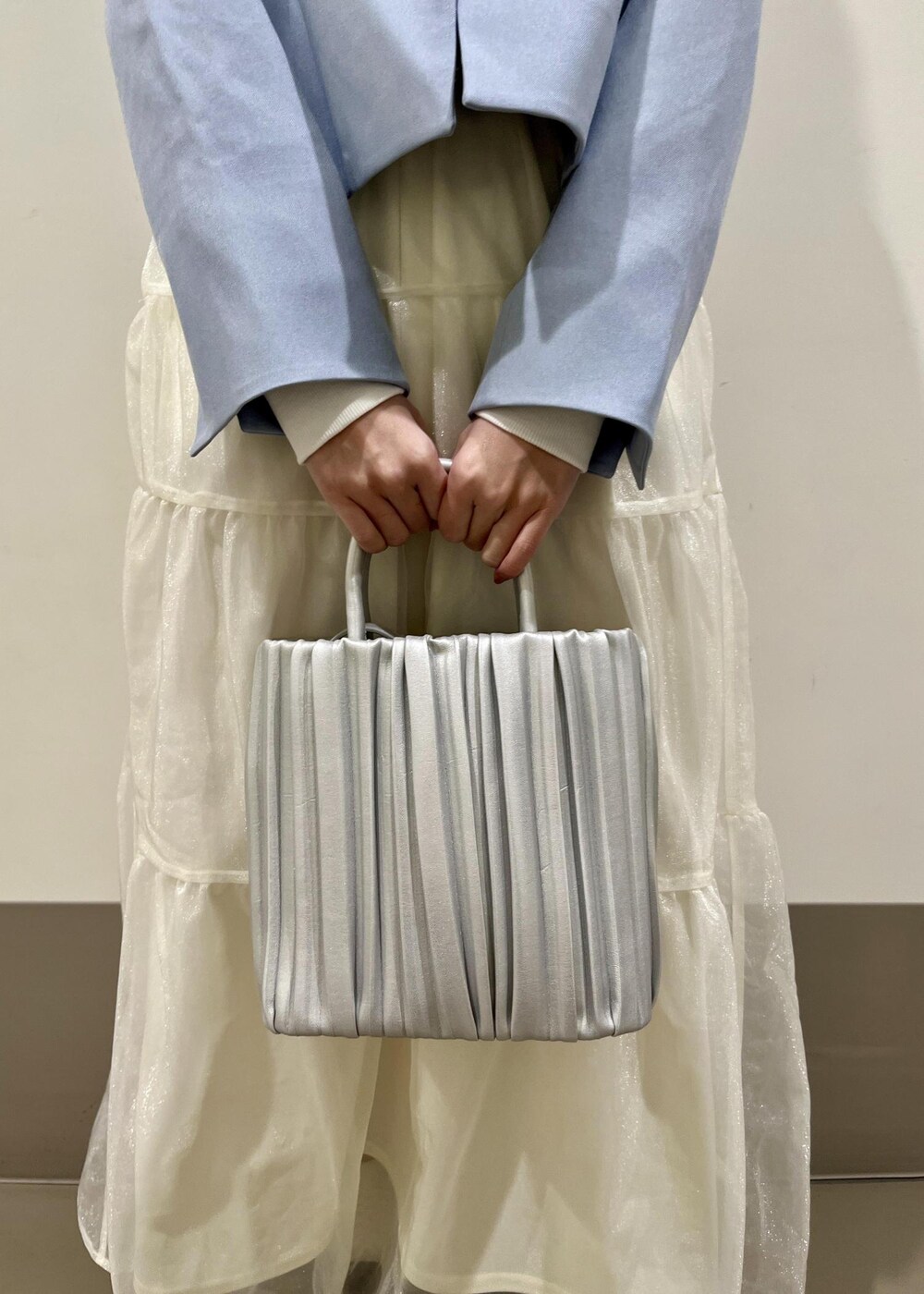 ブラック系のローファー、シルバー系のハンドバッグ、ホワイト系のTシャツ/カットソーを着用したレディースの春コーディネートの6枚目の写真