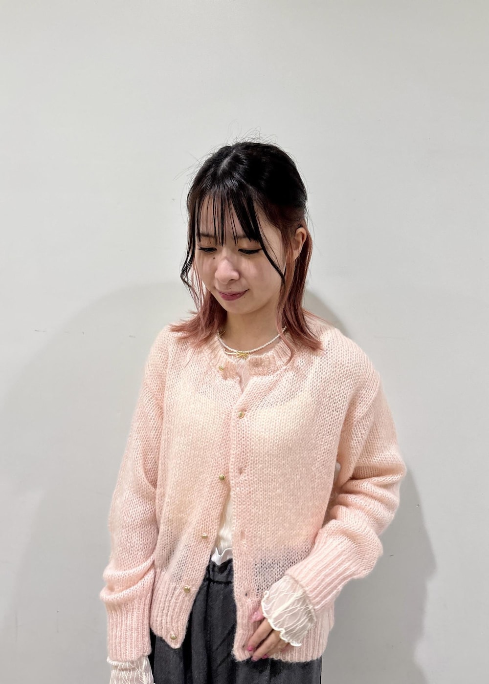 シルバー系のパンプス、ピンク系のカーディガン/ボレロ、グレー系のその他パンツを着用したレディースの冬コーディネートの5枚目の写真