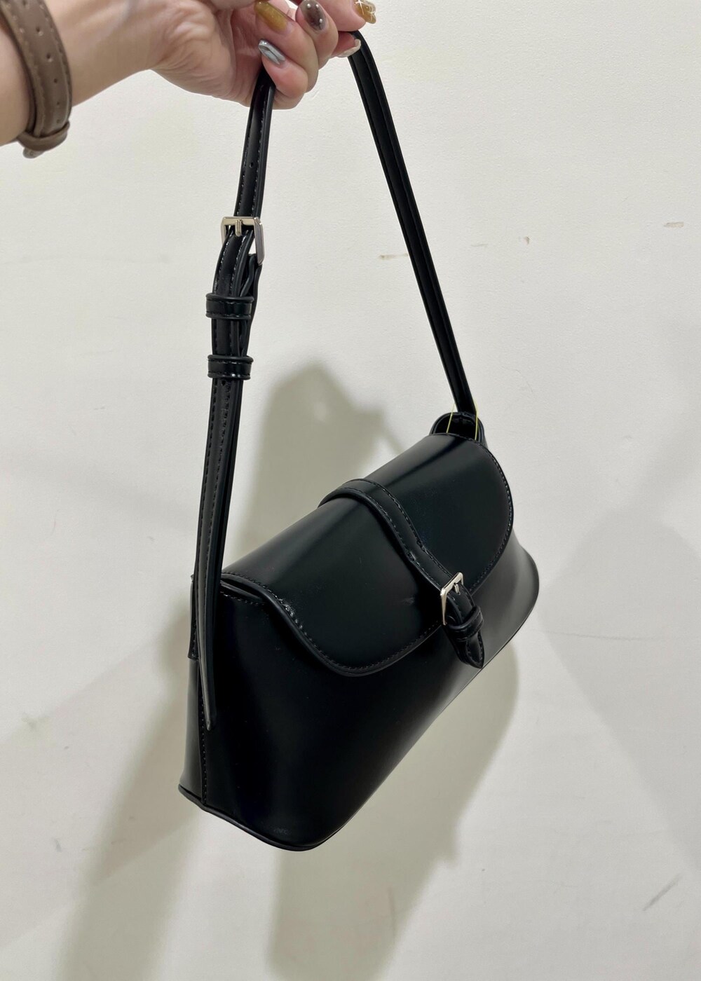 ブルー系のニット/セーター、ブラック系のショルダーバッグ、グレー系のその他パンツを着用したレディースの秋コーディネートの7枚目の写真