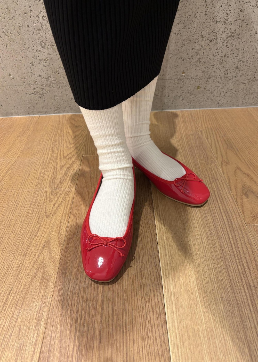 ブラック系のスカート、ブルー系のシャツ/ブラウス、ホワイト系のTシャツ/カットソーを着用したレディースの春コーディネートの9枚目の写真