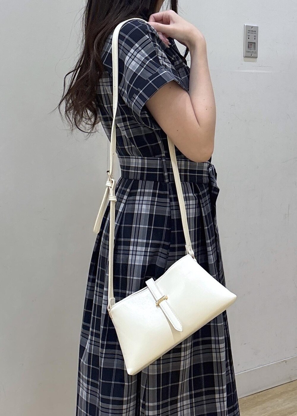 ホワイト系のパンプス、ホワイト系のショルダーバッグ、ブルー系のワンピースを着用したレディースの春コーディネートの6枚目の写真