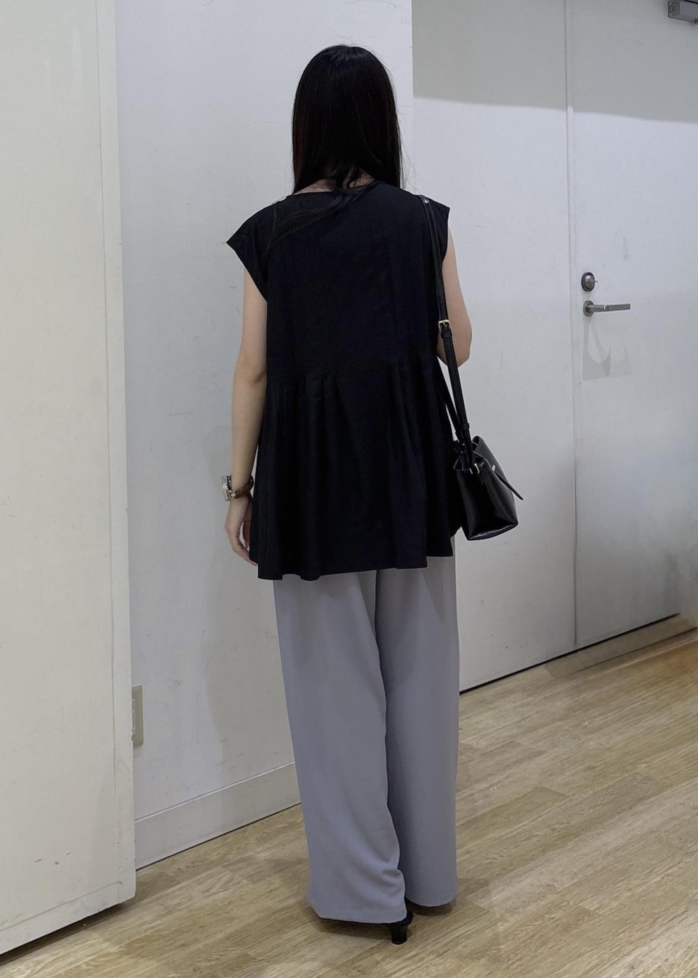 ブラック系のショルダーバッグ、ブラック系のサンダル、ブルー系のその他パンツを着用したレディースの夏コーディネートの4枚目の写真