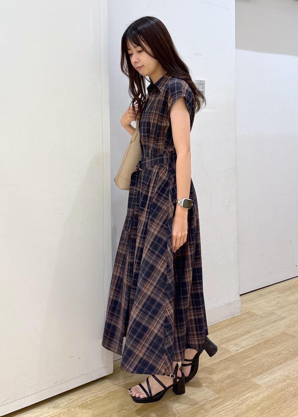 ベージュ系のショルダーバッグ、ブルー系のワンピースを着用したレディースの夏コーディネートの2枚目の写真