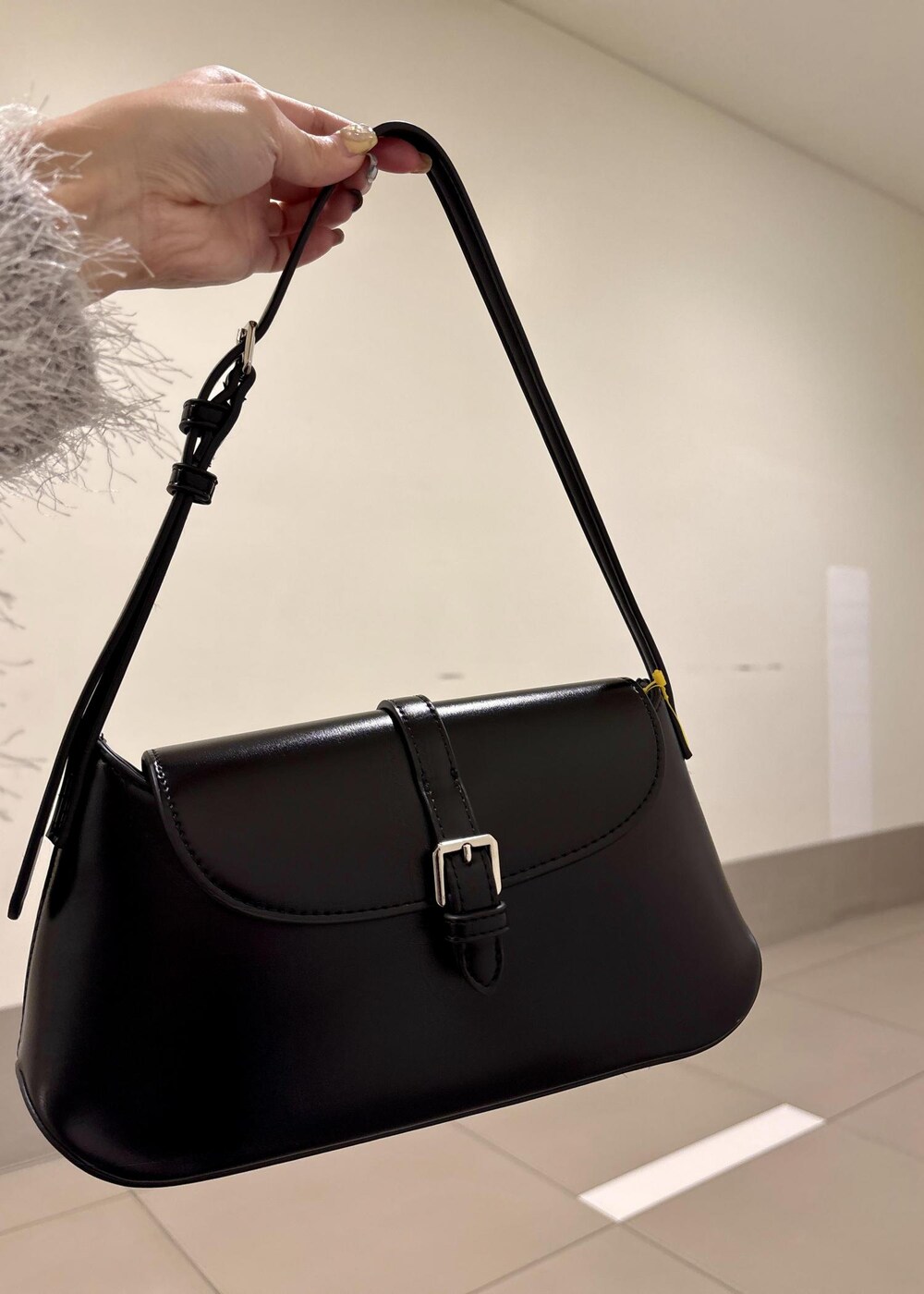 グレー系のカーディガン/ボレロ、ブラック系のショルダーバッグ、グリーン系のカーゴパンツを着用したレディースの秋コーディネートの5枚目の写真