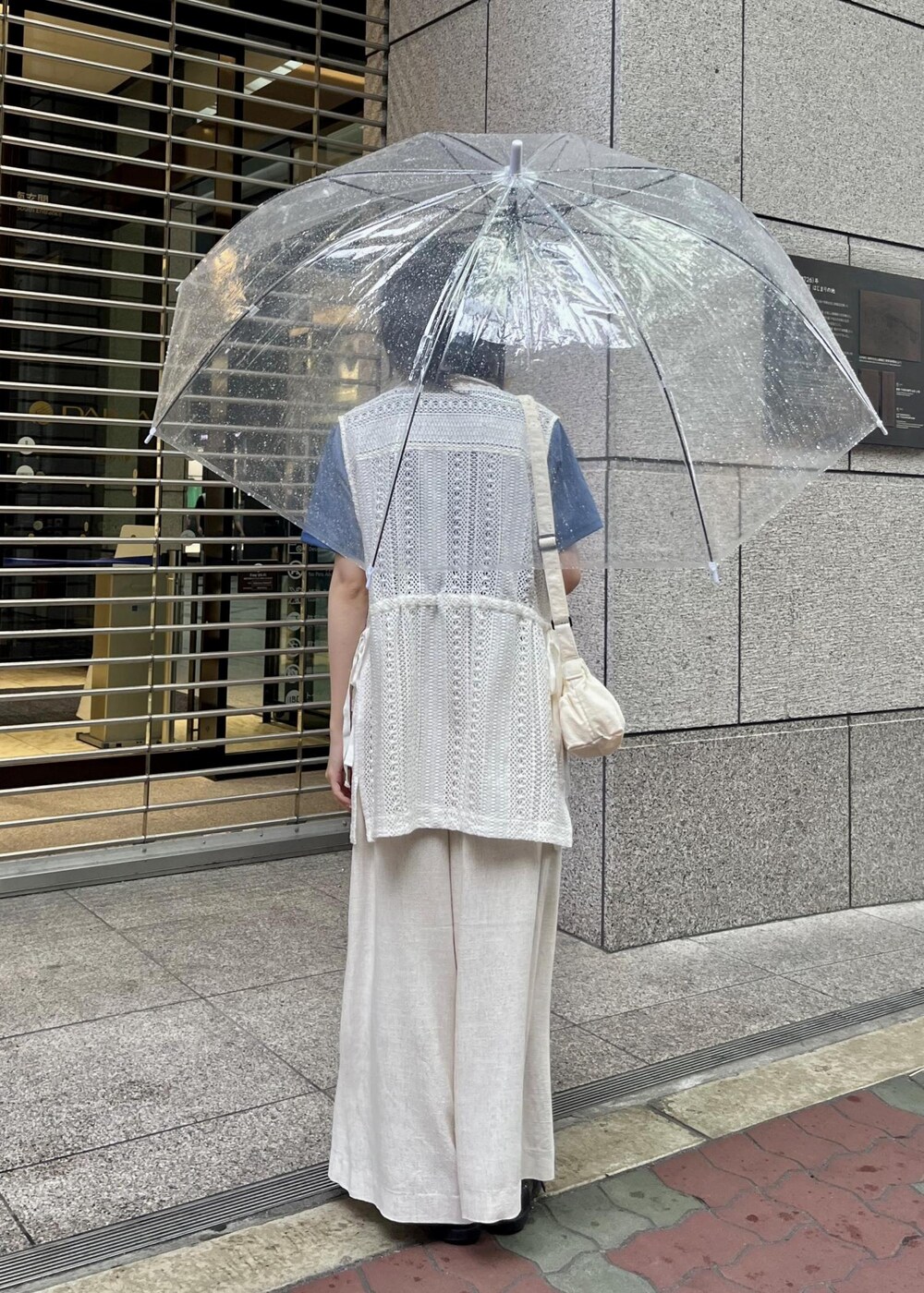 ホワイト系のベスト、ブルー系のTシャツ/カットソー、ベージュ系のその他パンツを着用したレディースの春コーディネートの2枚目の写真