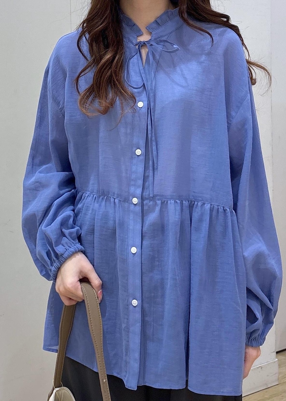 ホワイト系のショルダーバッグ、ブラック系のローファー、グレー系のその他パンツを着用したレディースの春コーディネートの5枚目の写真