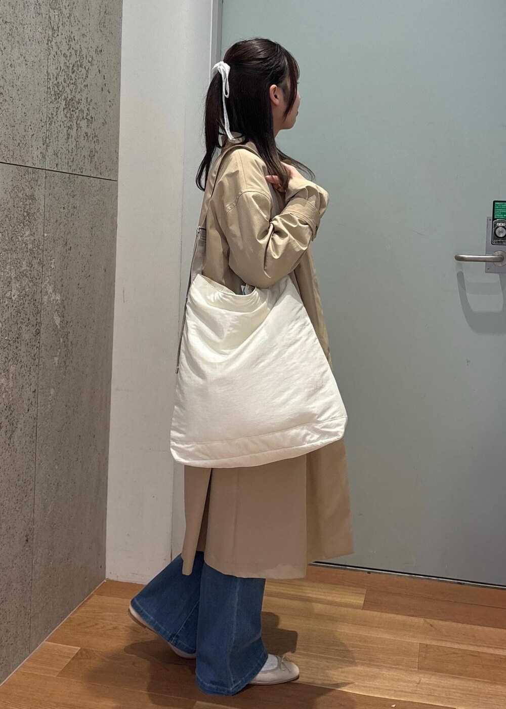 ホワイト系のトートバッグ、ブルー系のデニムパンツ、ピンク系のシャツ/ブラウスを着用したレディースの春コーディネートの3枚目の写真