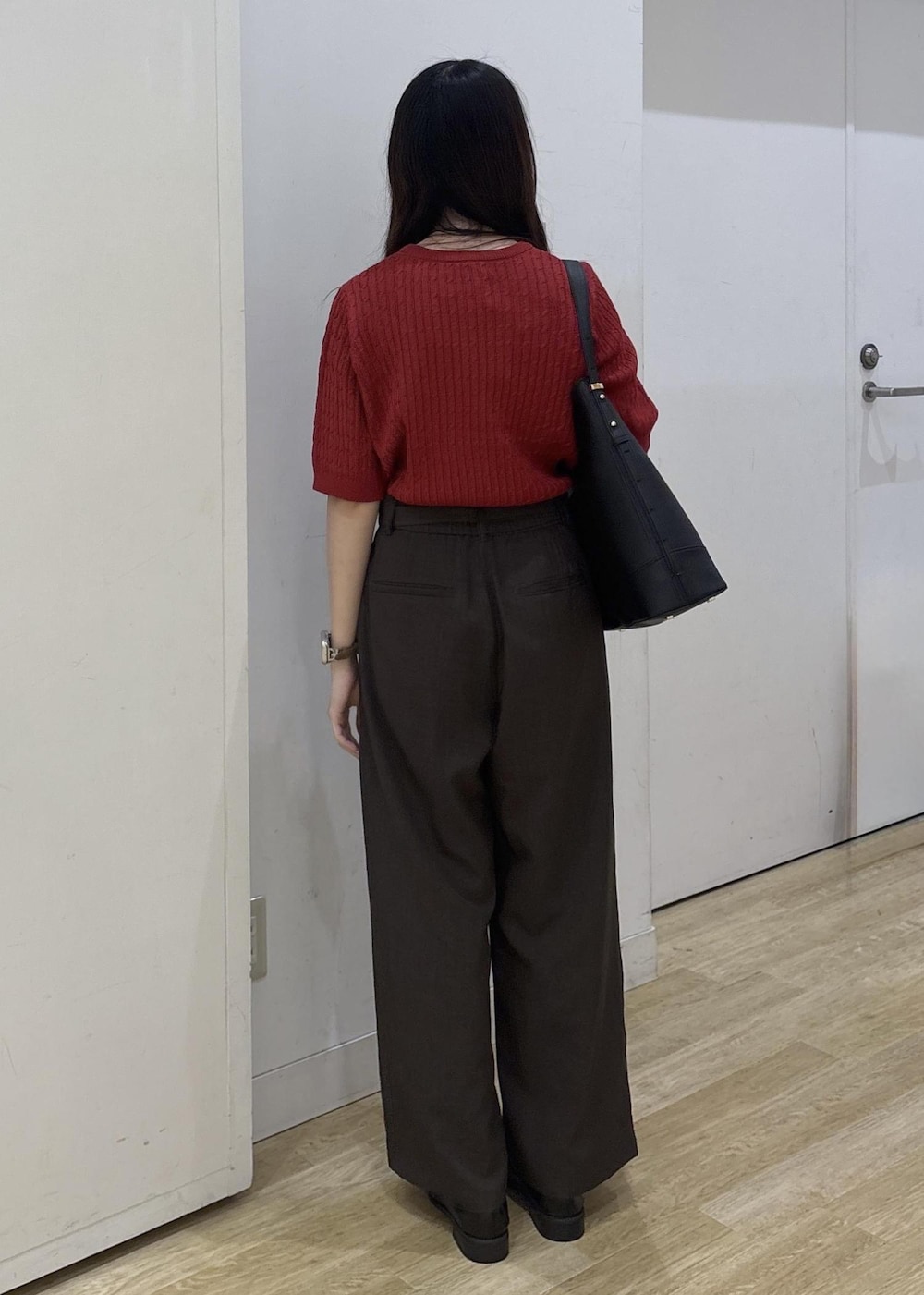 ブラック系のローファー、ブラウン系のその他パンツ、ブラック系のショルダーバッグを着用したレディースの秋コーディネートの4枚目の写真
