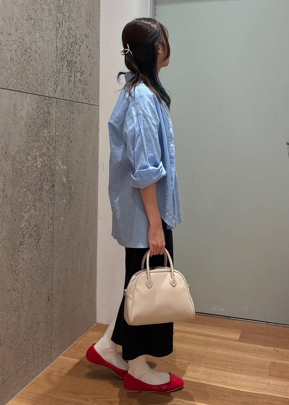 ブラック系のスカート、ブルー系のシャツ/ブラウス、ホワイト系のTシャツ/カットソーを着用したレディースの春コーディネートの3枚目の写真