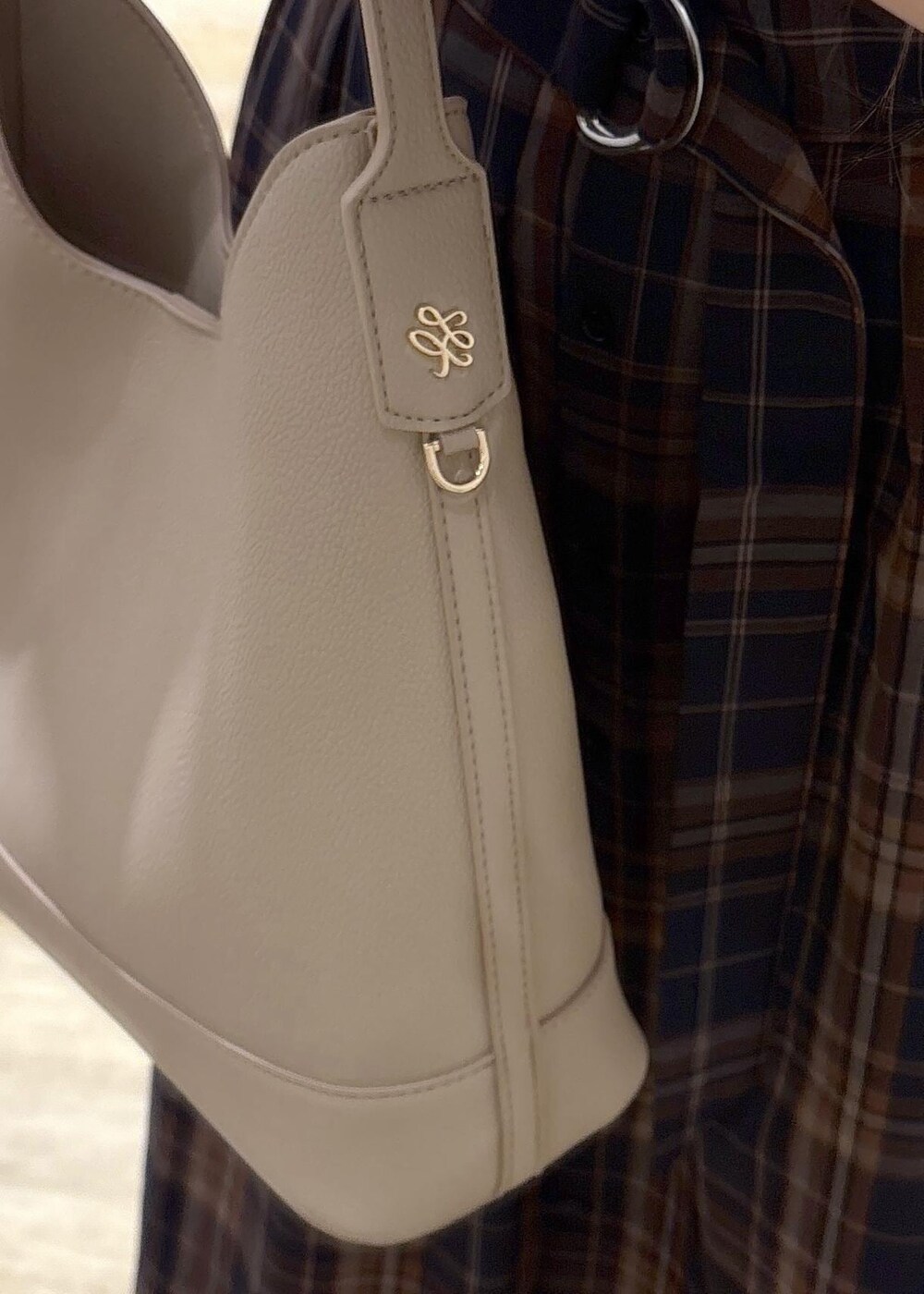 ベージュ系のショルダーバッグ、ブルー系のワンピースを着用したレディースの夏コーディネートの7枚目の写真