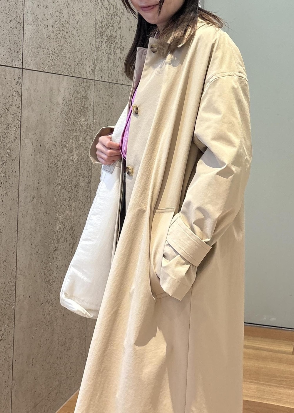 ホワイト系のトートバッグ、ブルー系のデニムパンツ、ピンク系のシャツ/ブラウスを着用したレディースの春コーディネートの6枚目の写真