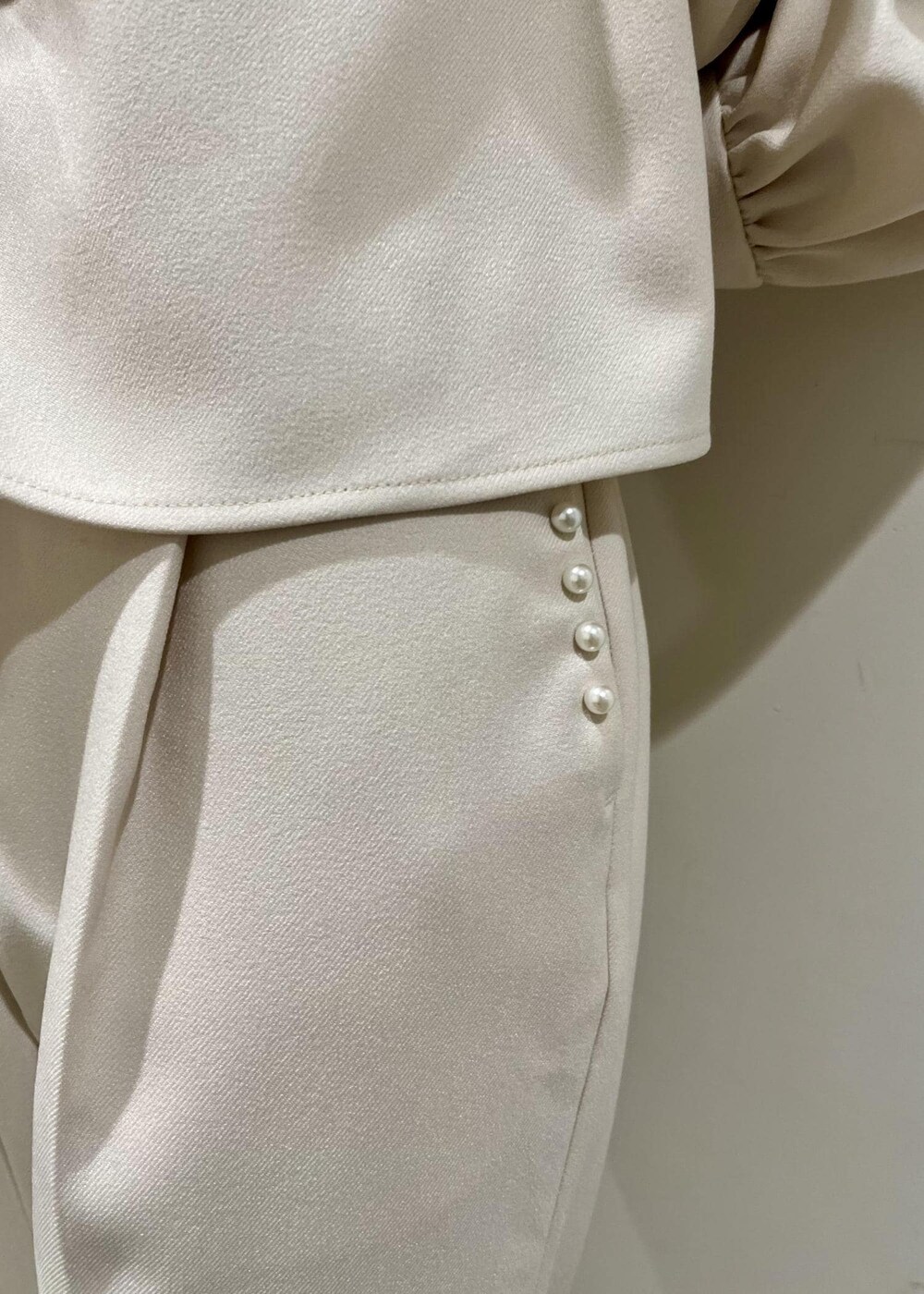 ホワイト系のショルダーバッグ、ホワイト系のパンプス、ホワイト系のシャツ/ブラウスを着用したレディースの冬コーディネートの5枚目の写真