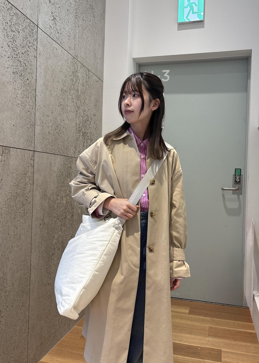 ホワイト系のトートバッグ、ブルー系のデニムパンツ、ピンク系のシャツ/ブラウスを着用したレディースの春コーディネートの5枚目の写真