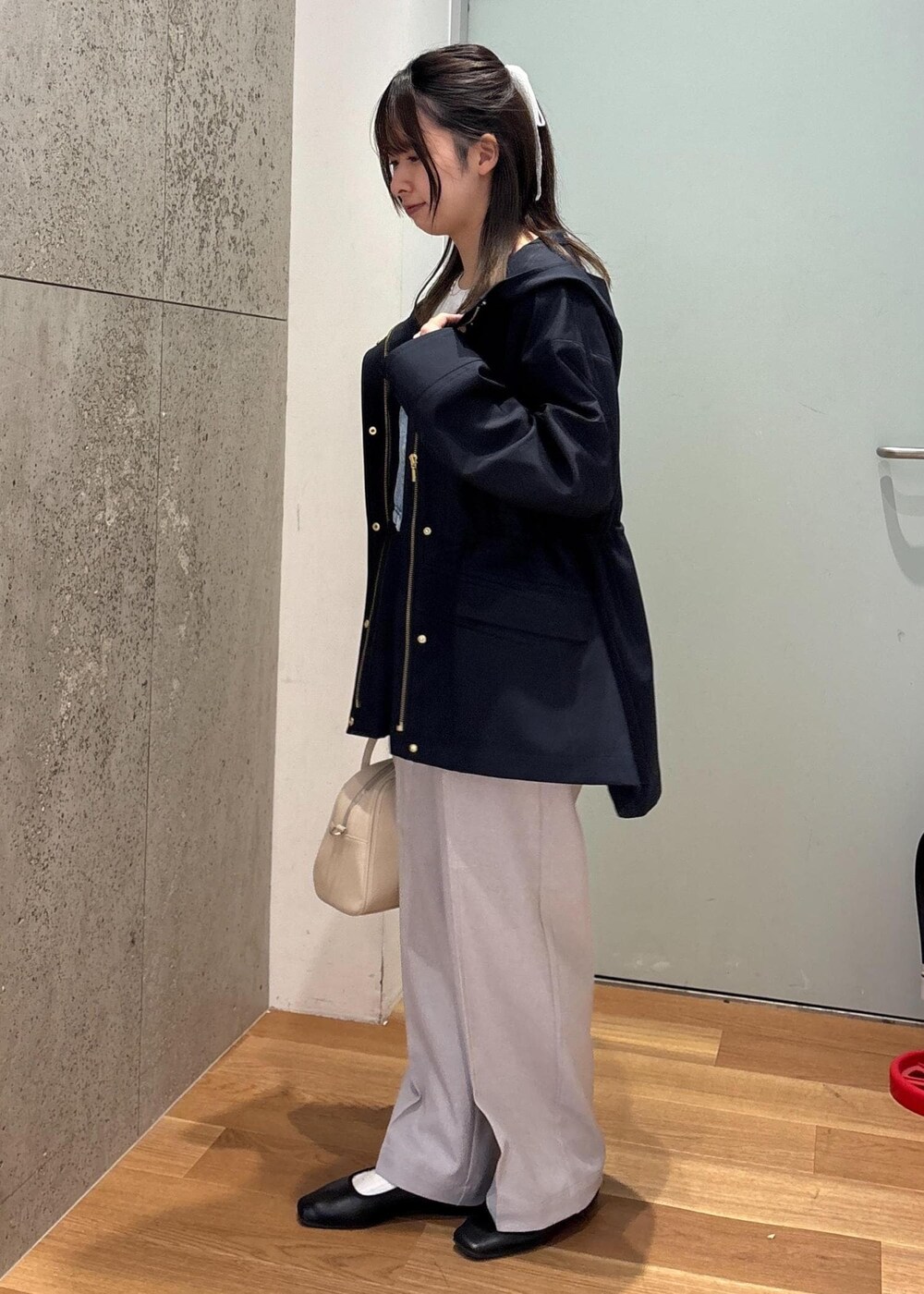 ブルー系のベスト、ブルー系のマウンテンパーカー、ホワイト系のTシャツ/カットソーを着用したレディースの春コーディネートの5枚目の写真