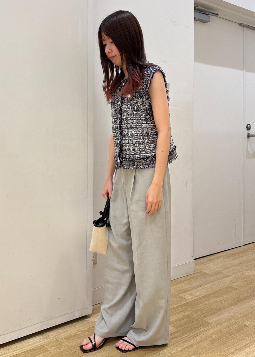 ブラック系のサンダル、グリーン系のその他パンツ、ブラック系のトートバッグを着用したレディースの夏コーディネートの5枚目の写真