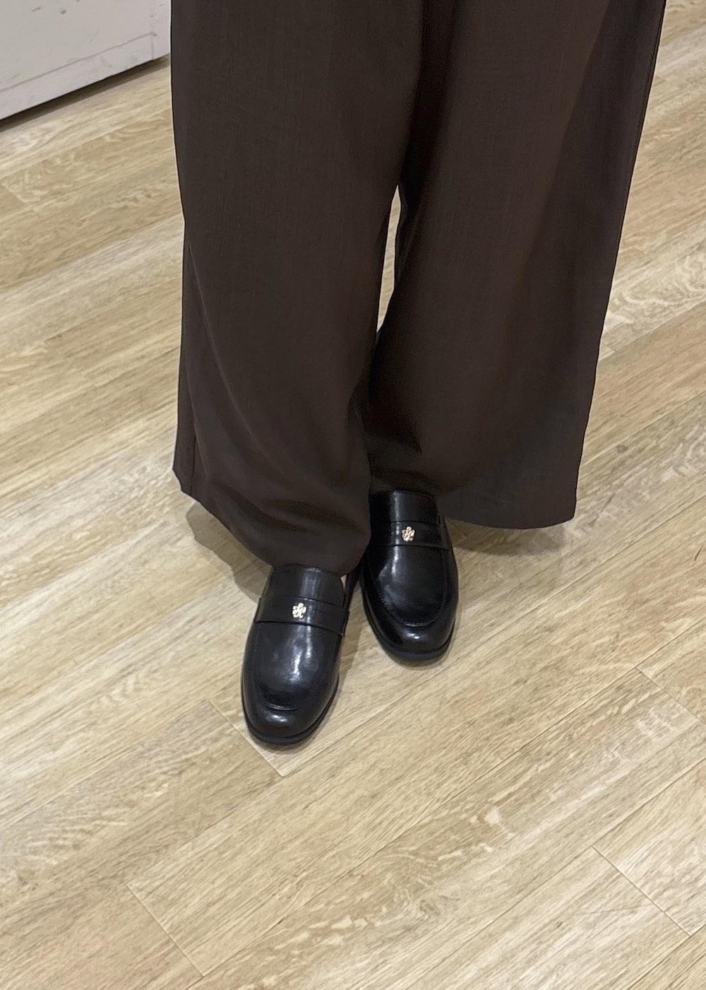 ブラック系のローファー、ブラウン系のその他パンツ、ブラック系のショルダーバッグを着用したレディースの秋コーディネートの8枚目の写真