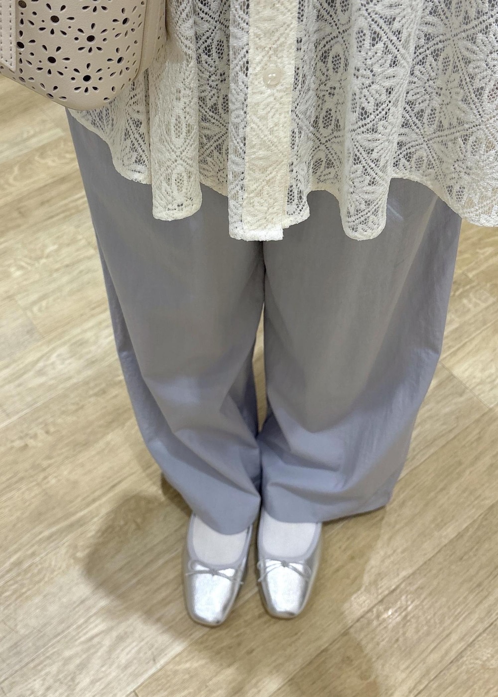 ホワイト系のショルダーバッグ、ホワイト系のシャツ/ブラウス、シルバー系のバレエシューズを着用したレディースの春コーディネートの8枚目の写真