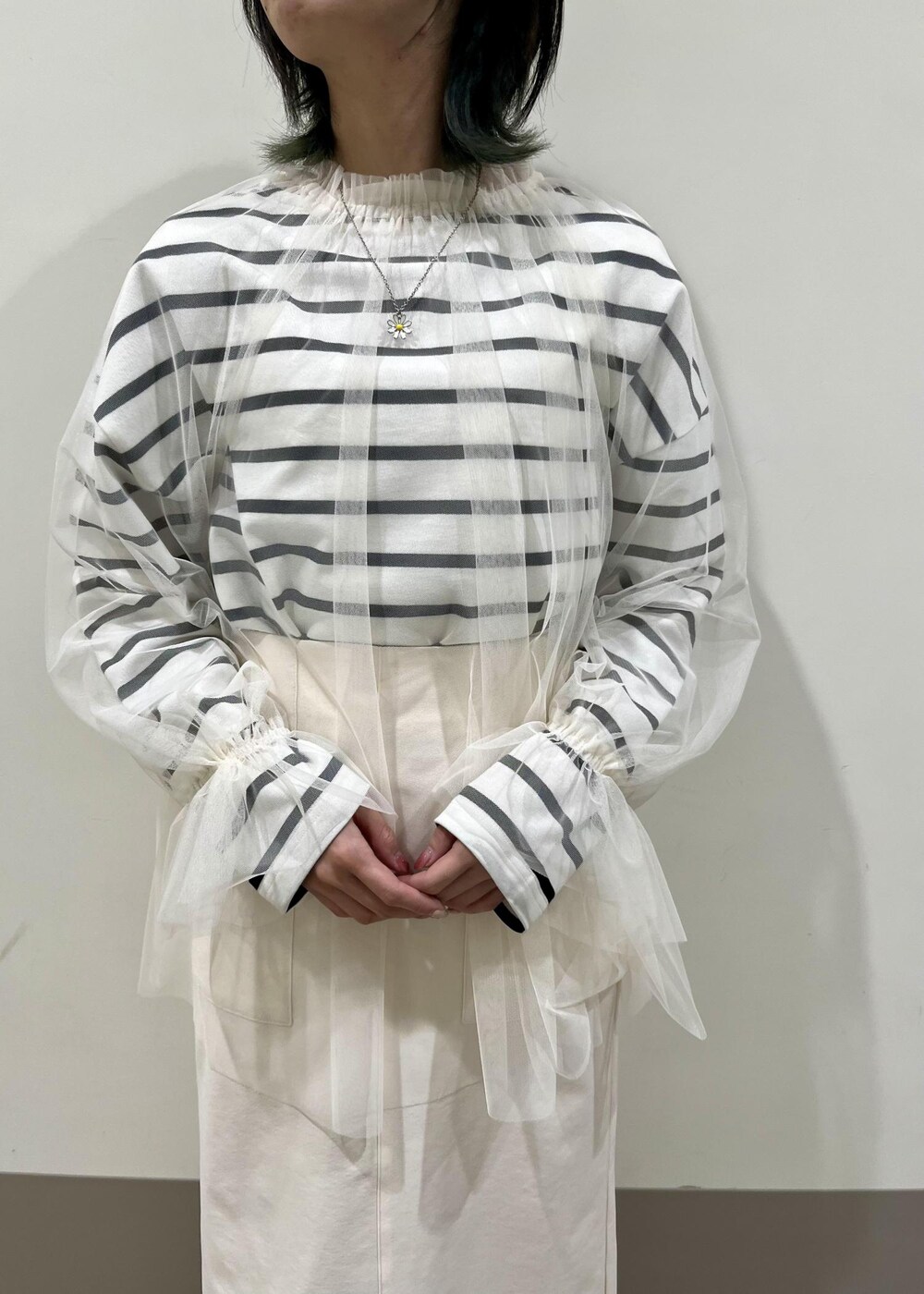 ホワイト系のスカート、ホワイト系のシャツ/ブラウス、ホワイト系のTシャツ/カットソーを着用したレディースの春コーディネートの4枚目の写真